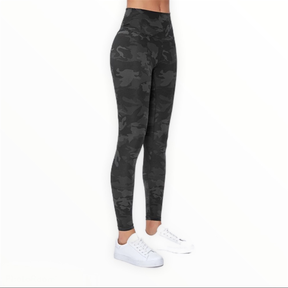 Black camo: Aspire Leggings